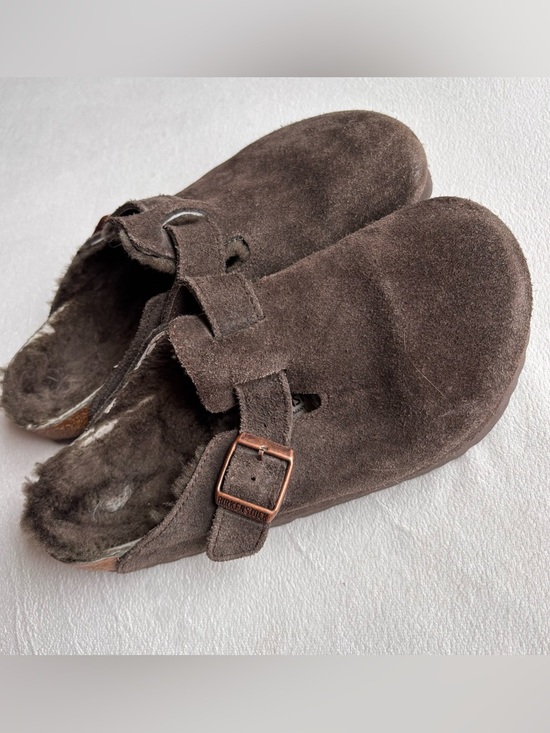 Women’s Fuzzy Birkenstock Boston Clogs, Brown, Size 7 - Picture 3 of 4